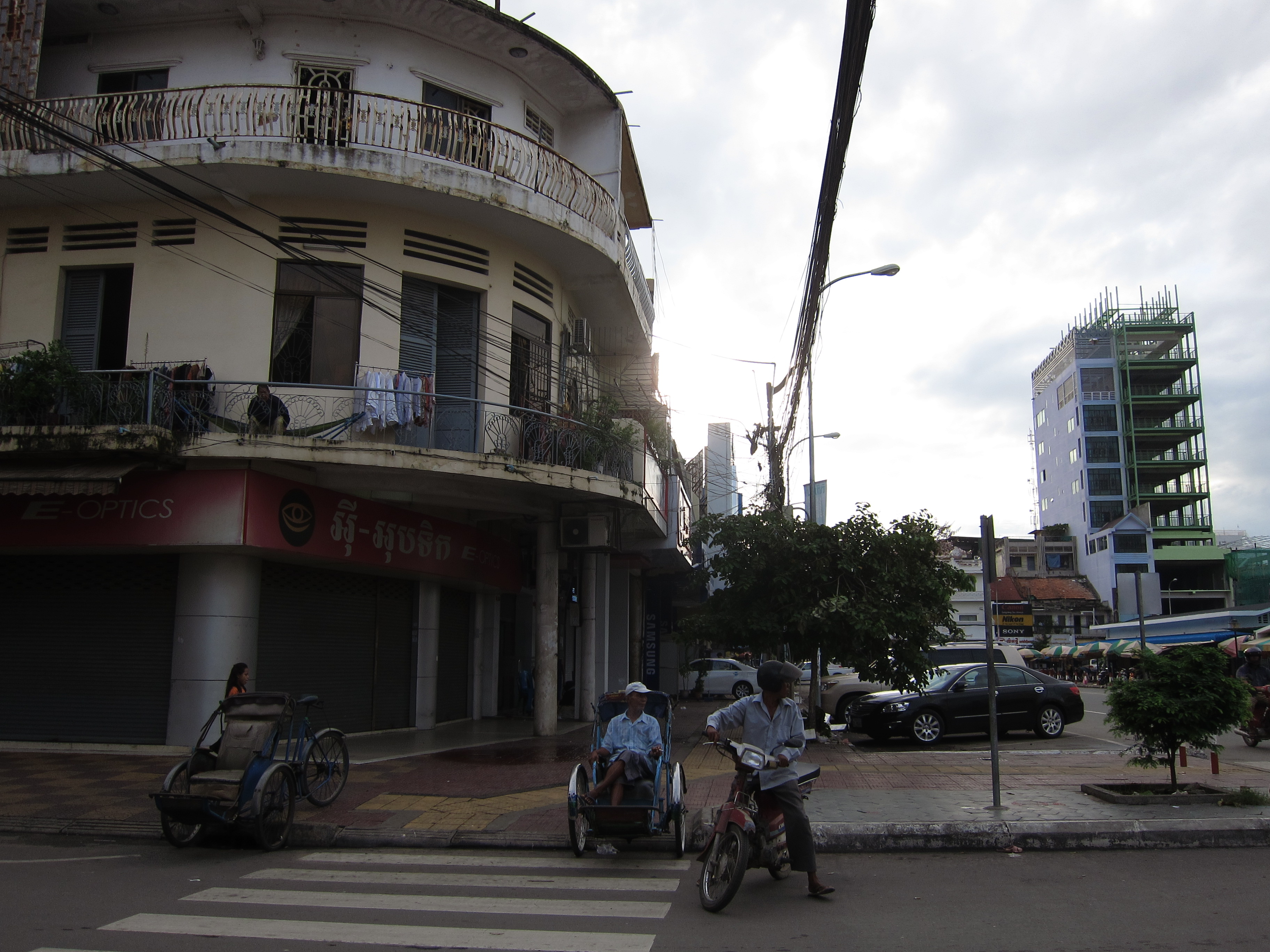 中国小伙在柬埔寨的视频,骑行去柬埔寨的小伙