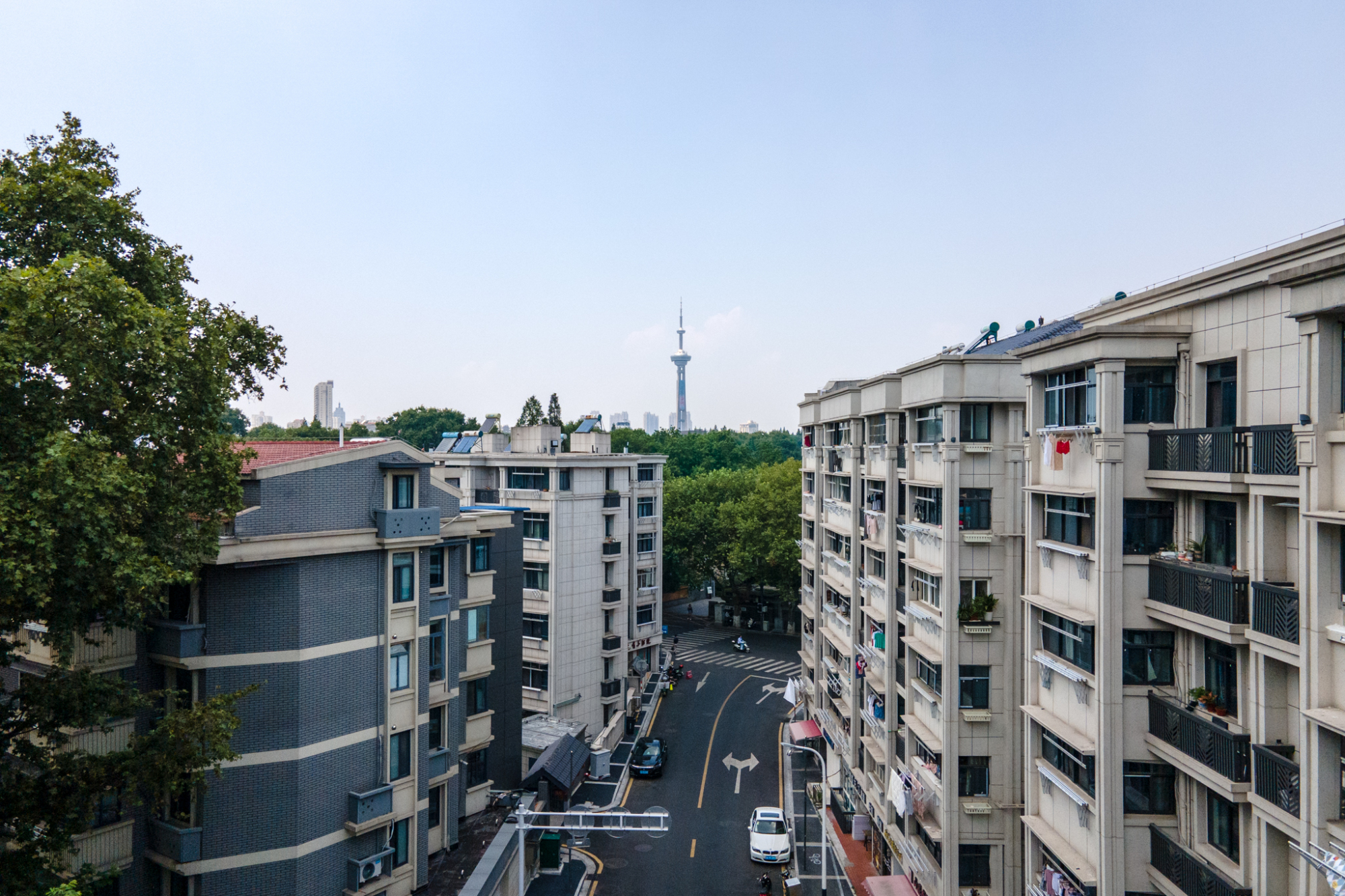 “南京第一高楼”最魔幻的一面，在西桥即可看到，如今是网红景点