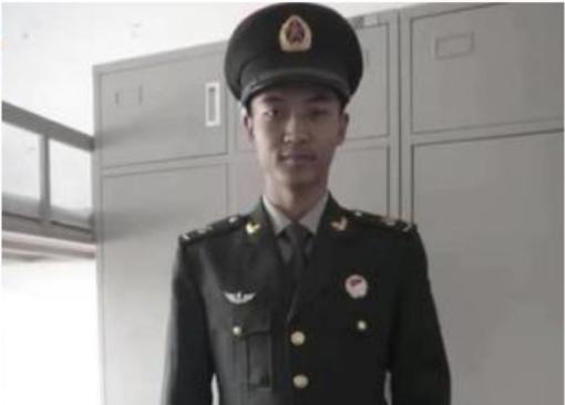 中国军人用血肉之躯肆虐洪水,00后解放军官兵抗震救灾