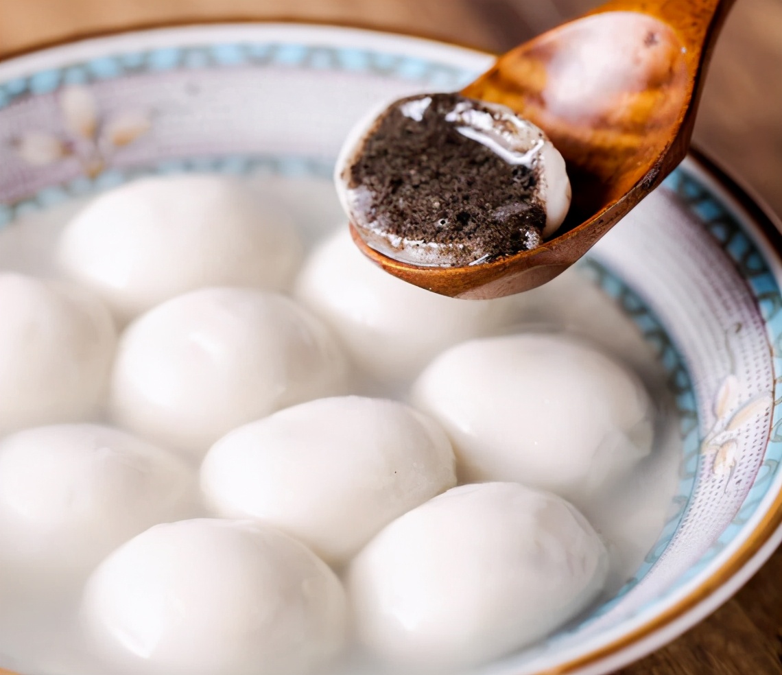 掌握了炸汤圆不炸不裂的窍门,炸汤圆前不可直接下锅