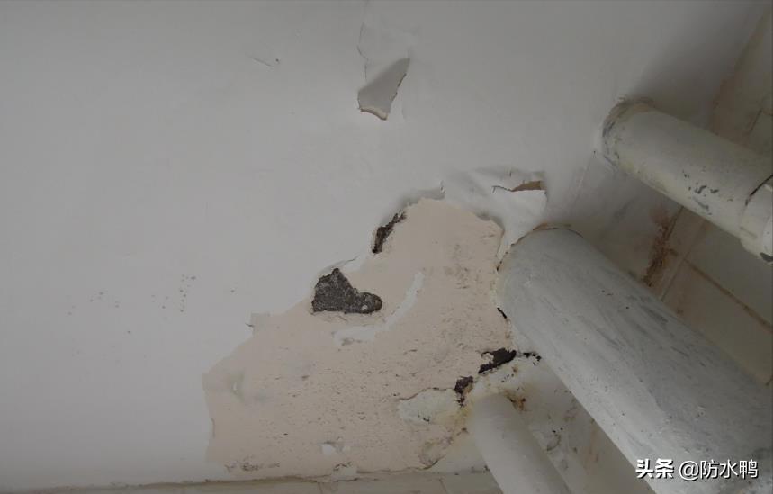 上层卫生间漏水到下层怎么处理,卫生间下层漏水