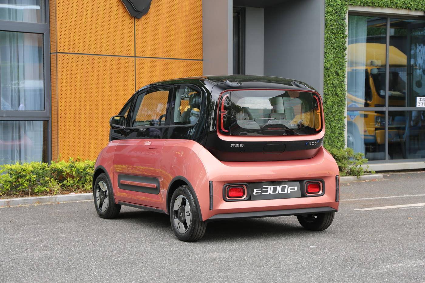 续航305km的短途出行新“神器”，新宝骏E300上市6.48万起