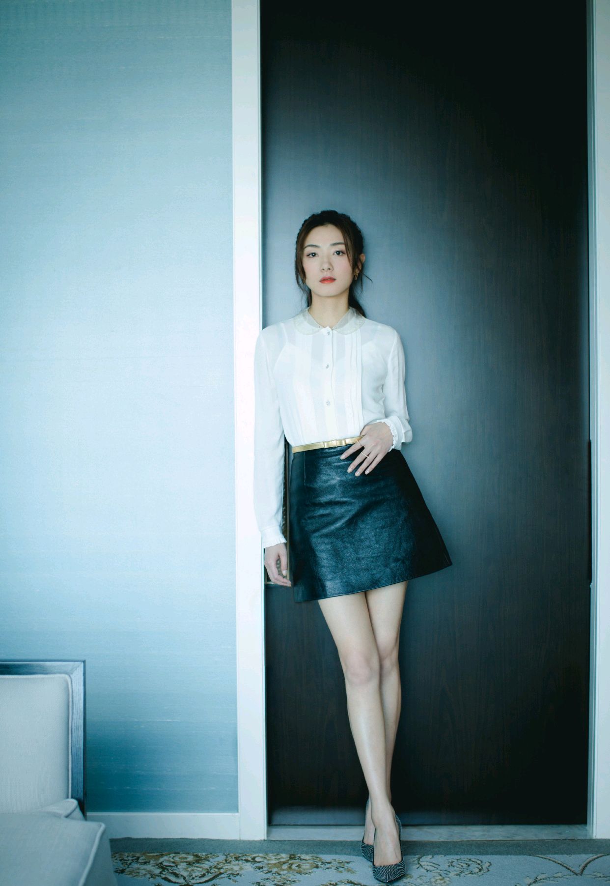 万茜纯白色西装领连衣裙帅气明媚,万茜一袭蓝色裙女人味