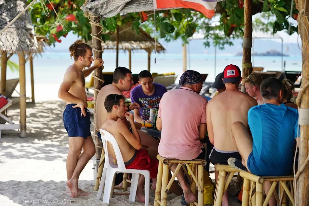 美国艺术家老夫妇定居苏梅岛十年，教游客画垃圾桶，唤醒环保意识