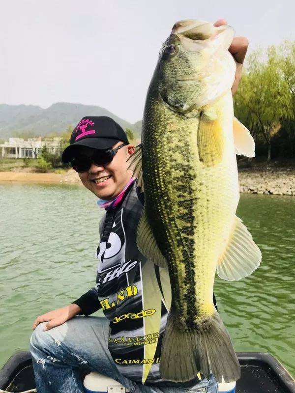 卡斯丁鲈鱼终结者水滴轮教程,夏季路亚海钓鲈鱼的方法和技巧