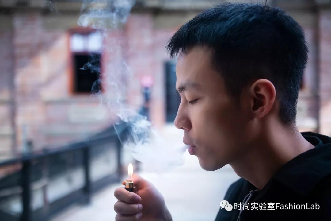 不管多有钱，最后也会顺走别人的打火机