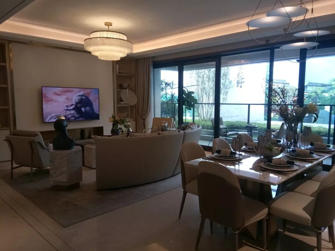 成都这4条“神奇”的街：新房门对门，凭啥最高能便宜1.3万/㎡！