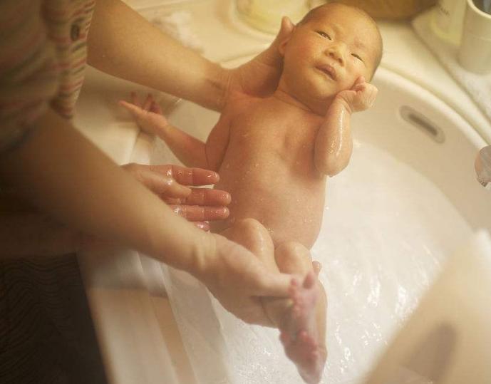 怎样给新生儿洗澡有什么讲究,冬天在家怎么给新生儿宝宝洗澡