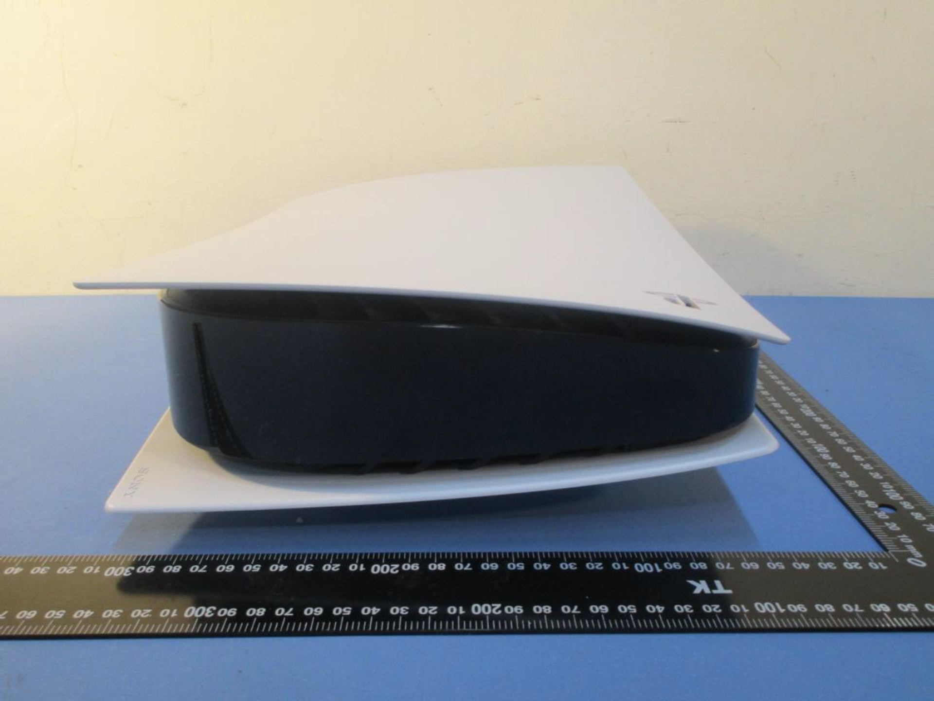 这次还要换电视柜？网友自制御三家主机摆放图，PS5超高超宽