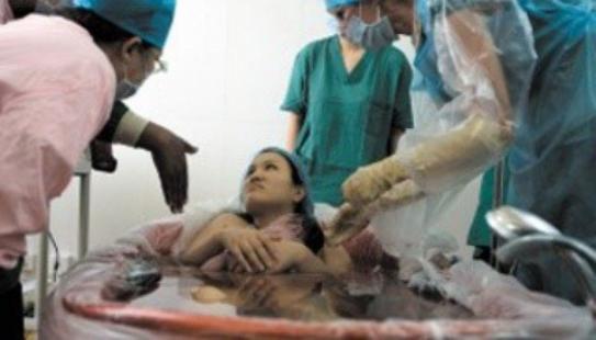 水里生宝宝真的好吗,水中分娩妈妈真的会无痛