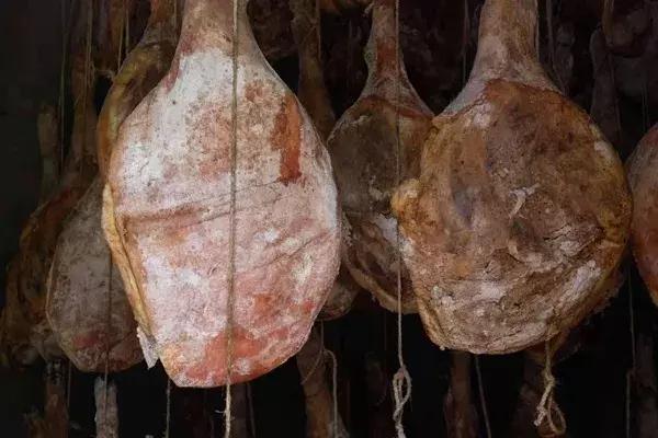 两条猪腿就卖了3000元！做出这事的还是个小姑娘……