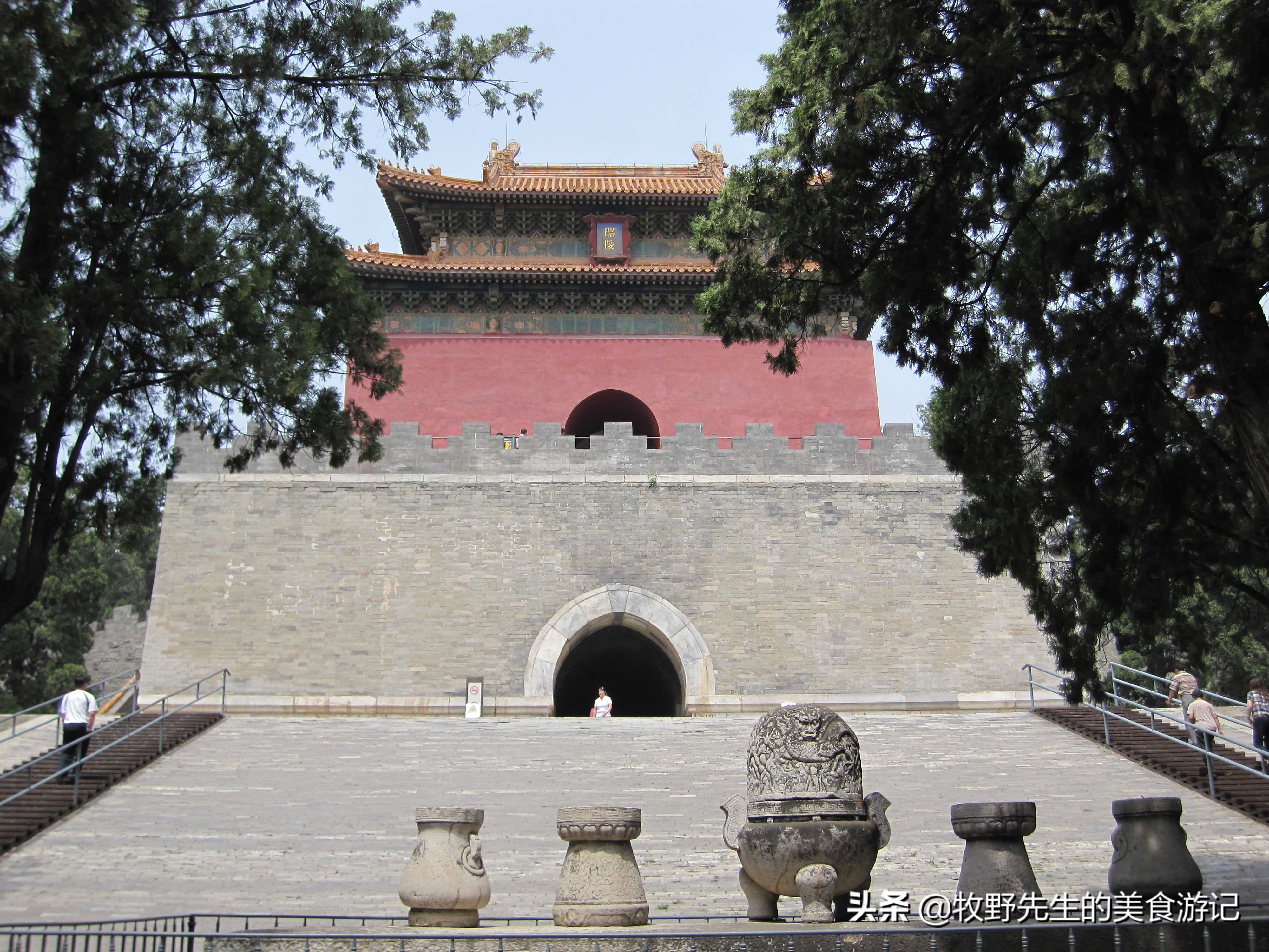 卤煮火烧地道的北京风味小吃,北京卤煮火烧里的菜碟