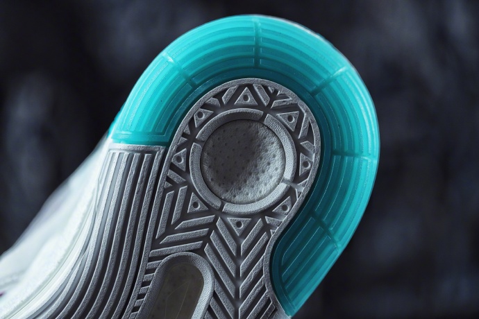 李宁第一双篮球鞋！937归来：中底䨻缓震，鞋面新科技，帅爆了