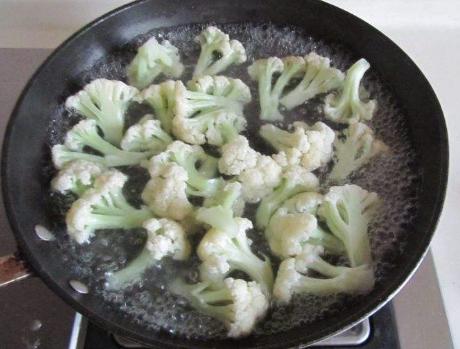 干锅花菜怎么焯水,做干锅花菜先焯水还是先过油