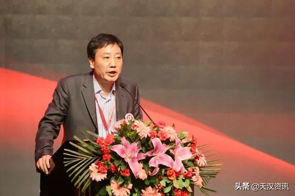 世人眼中的平民会长，也是放弃铁饭碗南下创业的冒险家