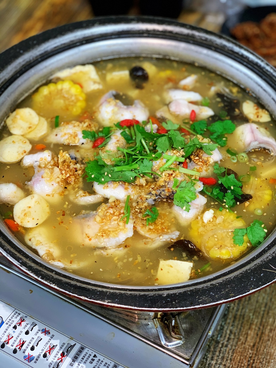 10张桌子的烤鱼店铺需要几个员工,长春市十张桌火锅