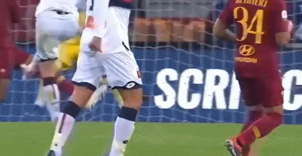 尴尬！诡异愣神2秒后送空门，之前被对手穿裆，匪夷所思的丢球