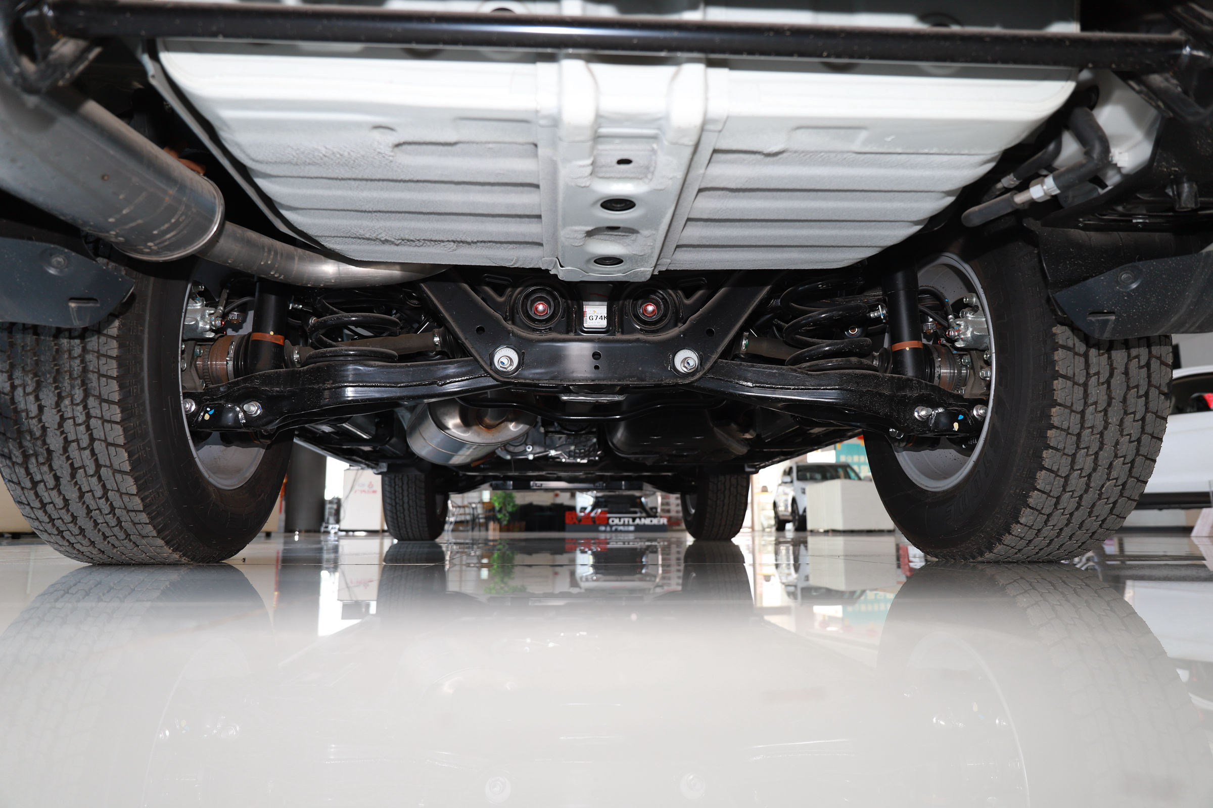 帕杰罗v77与lc100陆巡4500哪个好,2020款三菱进口帕杰罗越野视频