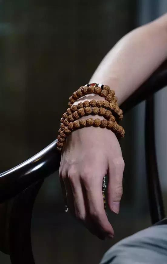 男士戴什么水晶手串最好,男人成年了一般戴什么串