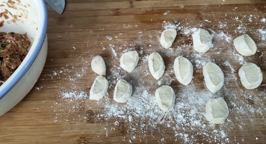 双擀面杖擀小笼包皮教程,小笼包现做现蒸的方法