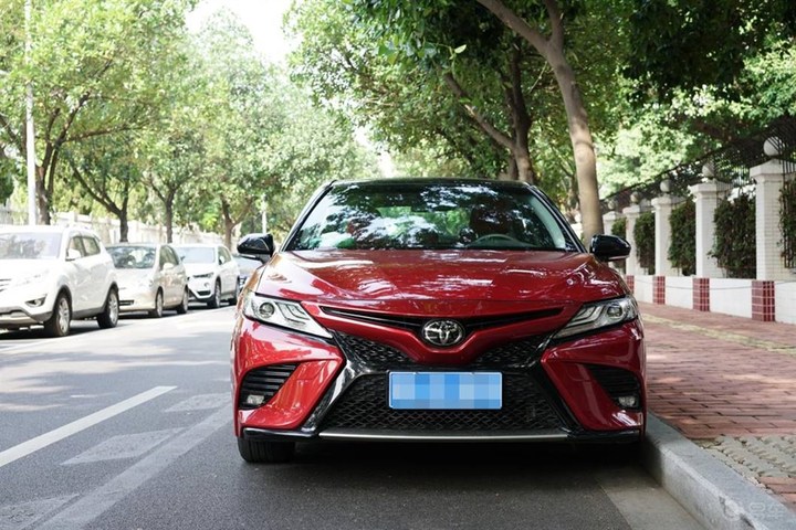 八代凯美瑞运动版红内饰,八代凯美瑞运动版电光宝石绿