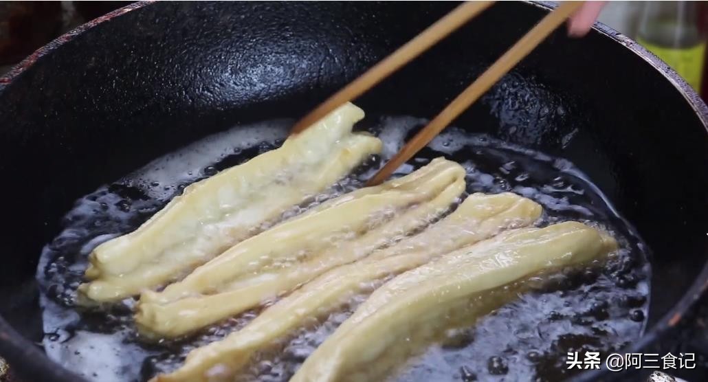 油条别再买着吃了，教你传统老配方，出锅蓬松酥脆，全家人超爱吃