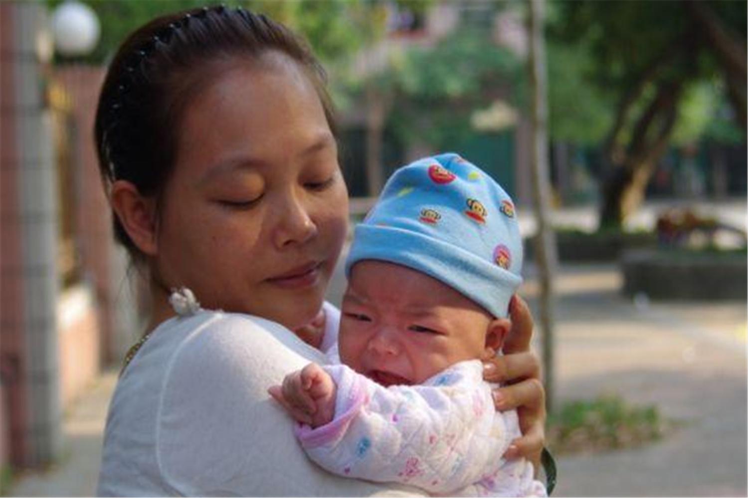 宝妈去母婴店买便宜的尿不湿,宝宝喝了网上买的奶粉