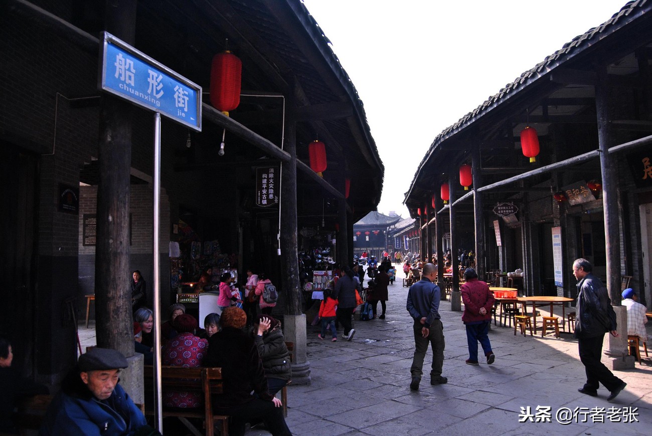 山顶一只船，其实它是一格形状像船的小镇