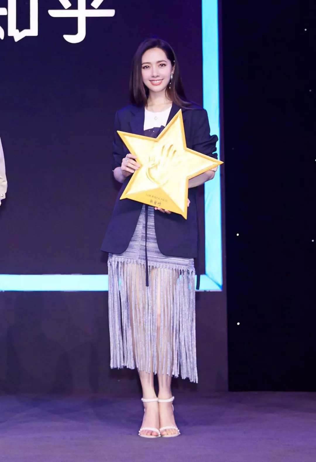 今年超火裙子显瘦,最近超火裙子显瘦穿搭