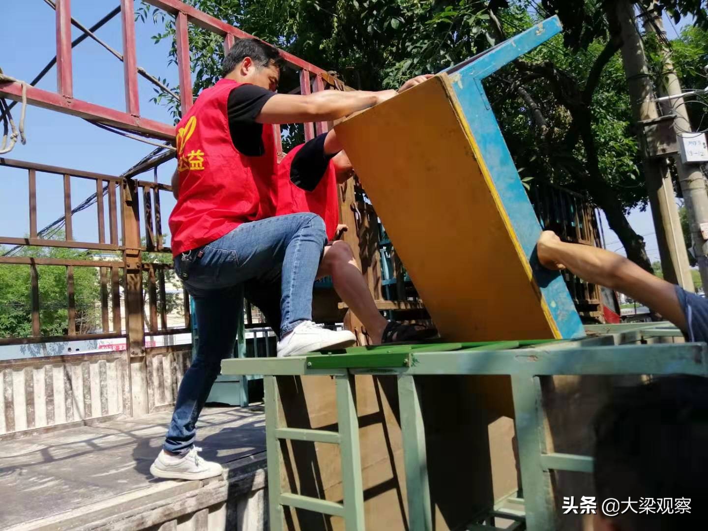 开封市爱源公益“牵线搭桥”幼儿床送给乡村幼儿园