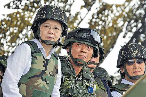 蔡英文军事大动作！开数千亿大洞，却被讽为笑料