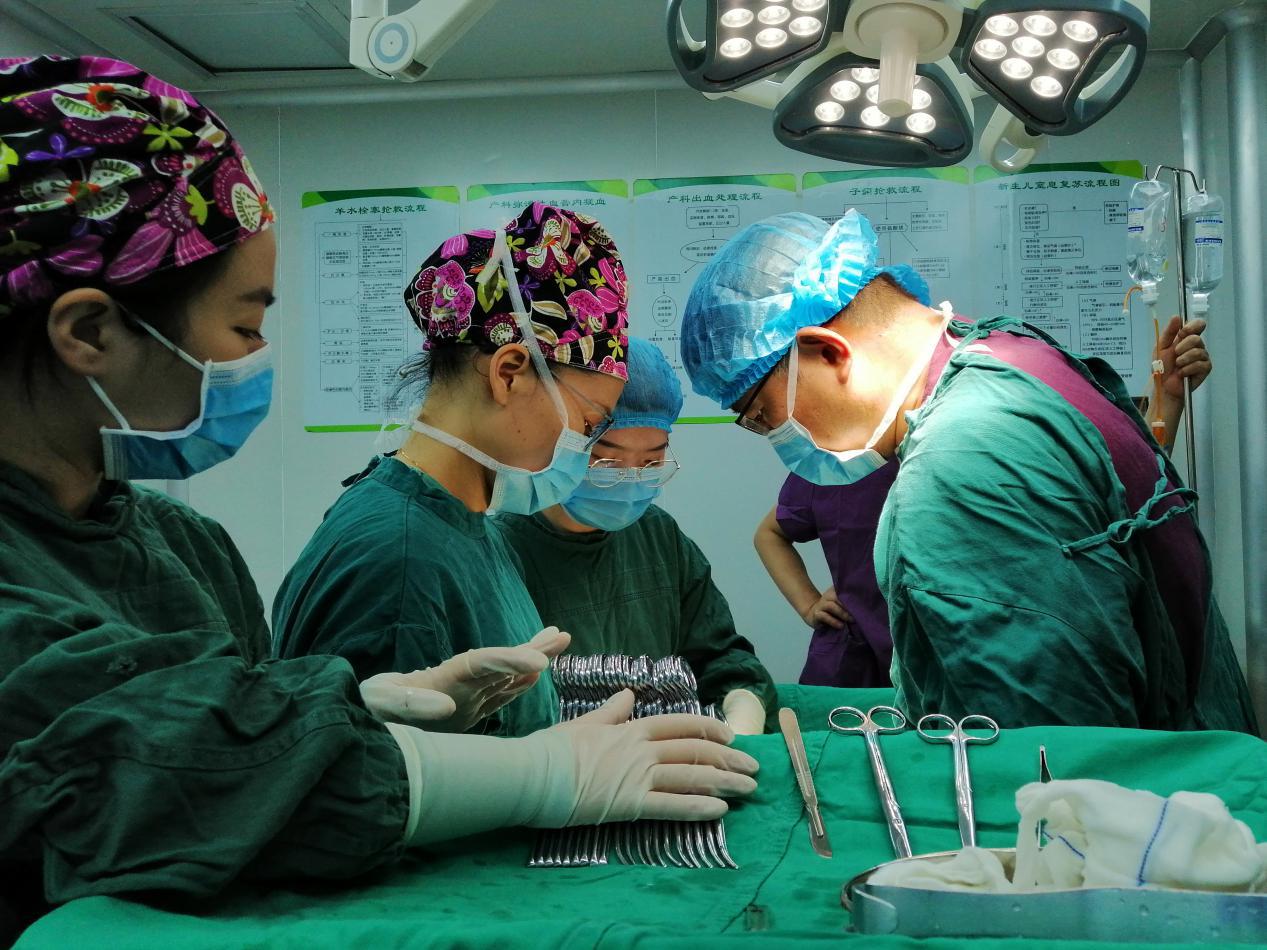 她得了这个怪病后，每次来月经都要用掉15片纸尿裤、60片姨妈巾