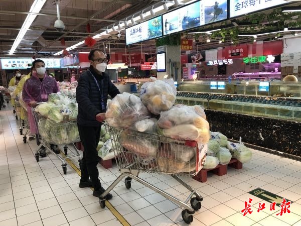 五大超市全员投入,“十元蔬菜包”迅速进社区,优先送入孤寡老人家中