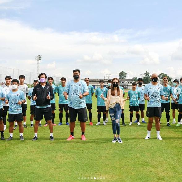 泰国华裔富婆惊艳亮相足球场!无袖衬衫秀性感,运动员害羞地低头