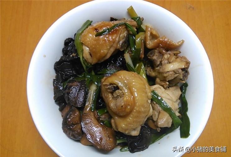 红烧鸡块简单的家常小炒鲜香下饭,红烧鸡块炖土豆加香菇