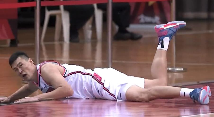 广东宏远苏伟救球,苏伟倒地救球感人