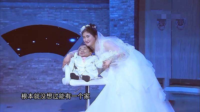 高165漂亮妻子嫁大10岁60厘米老公，被骂图钱，她：不在乎