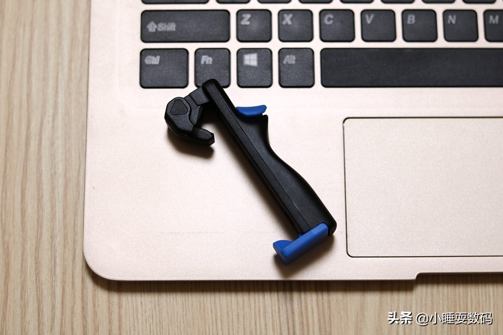 吃鸡手游怎么玩四指操作,吃鸡手机身法最好的五指操作