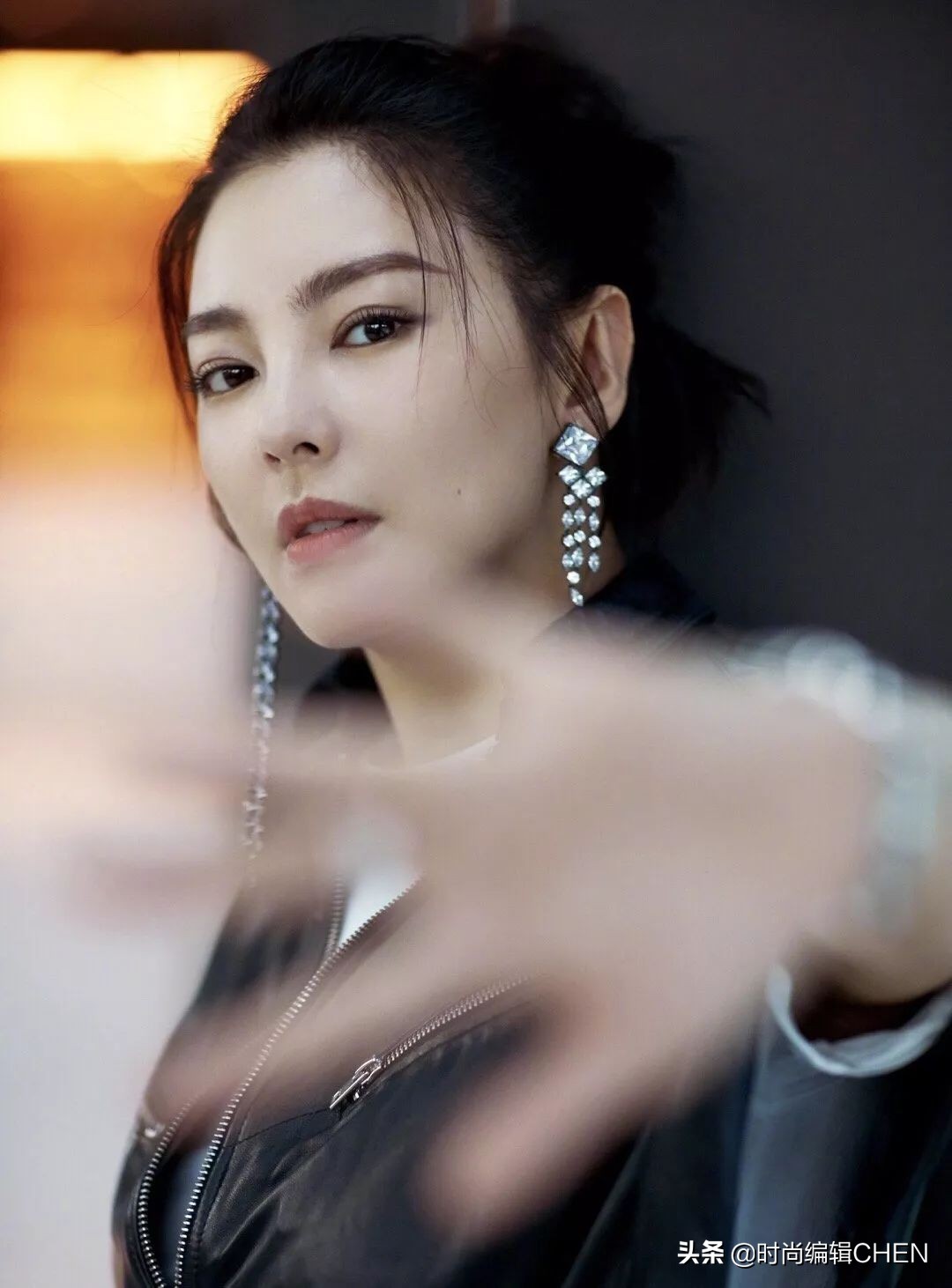 张雨绮戴墨镜穿风衣,张雨绮素颜照睡袍出镜十分美丽