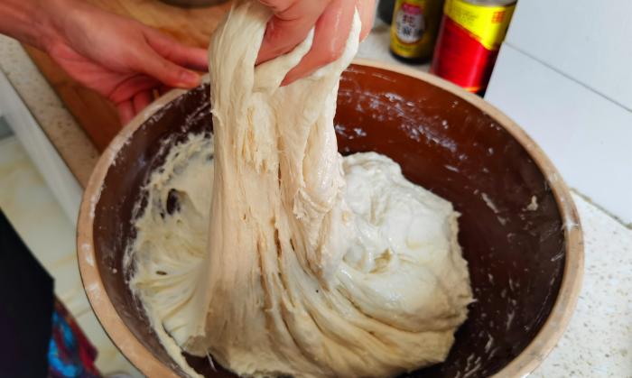 怎么用面粉和膨松剂炸油条,用小苏打泡打粉怎样炸油条酥脆