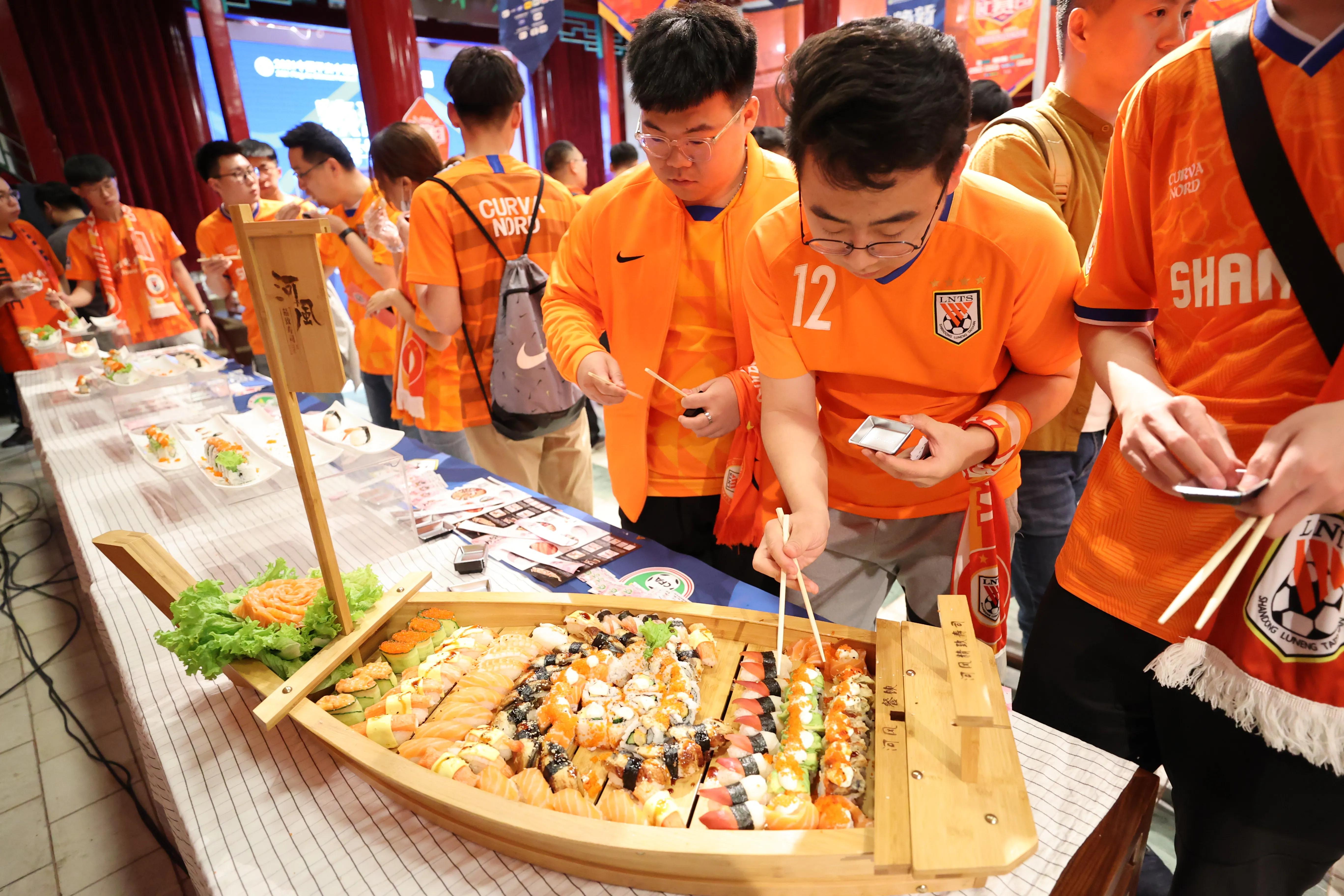 愿岁月可回首，且与足球共白头