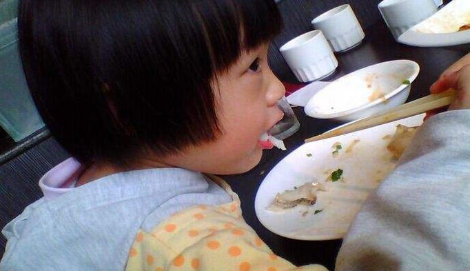 2岁宝宝吃鱼卡鱼刺了医生怎么拿,3岁宝宝吃鱼卡到鱼刺症状