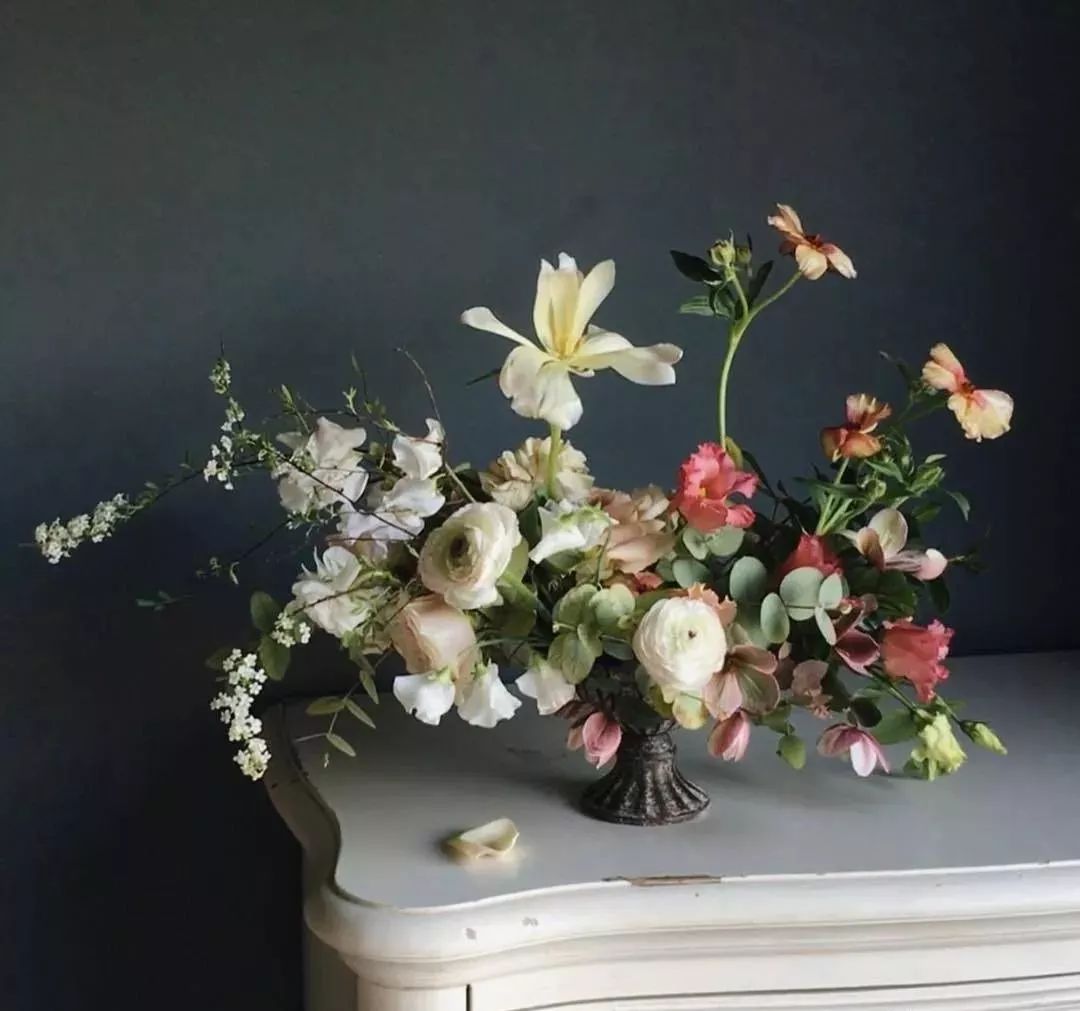 鲜花店日常换水整理花材,花要不要经常换水