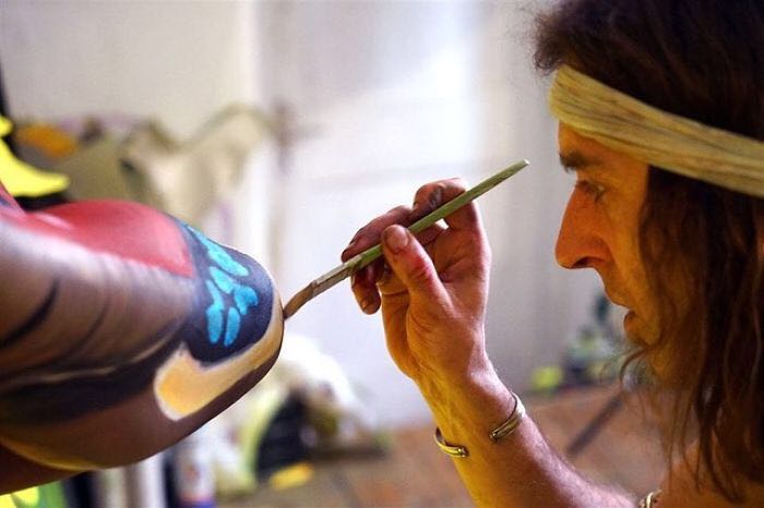 他把女人的身体画成一只蝴蝶，逼真地几乎真假难辨