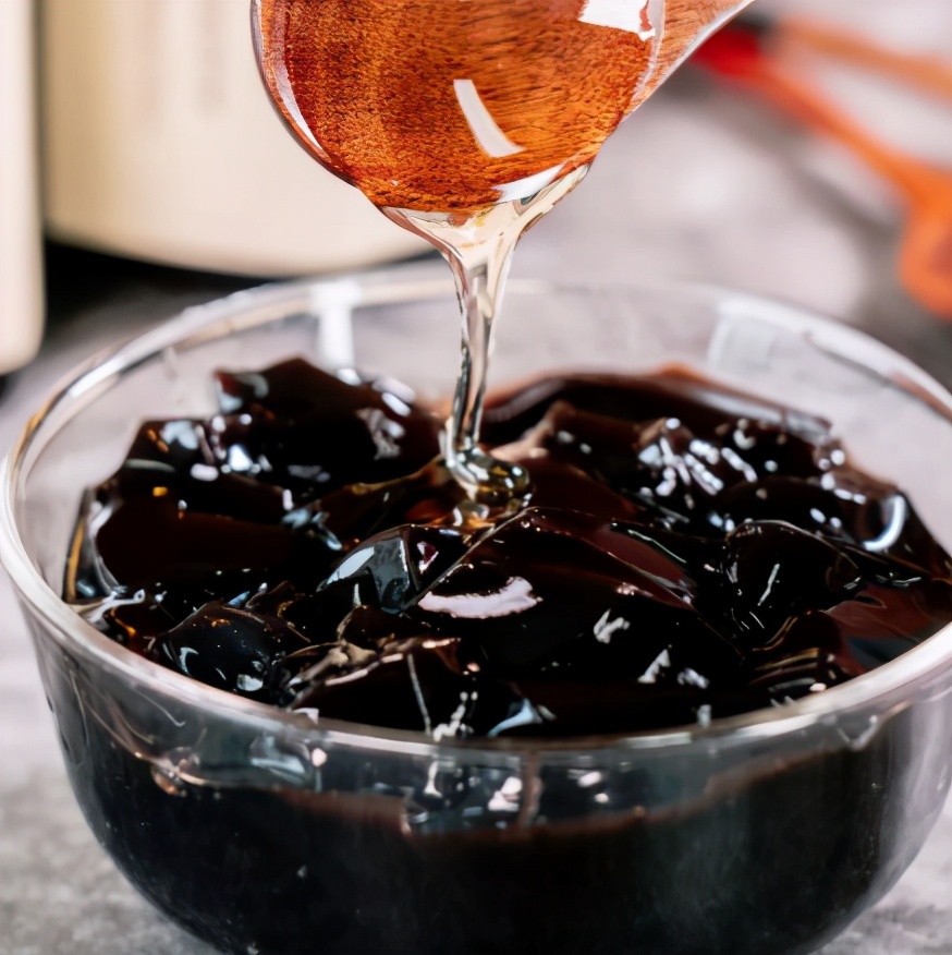 老婆饼里没“老婆”，煲仔饭里没有“仔”，但龟苓膏却真有“龟”