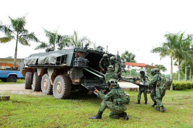 摩天大楼上面的机械怪兽,摩天大厦狂暴巨兽视频