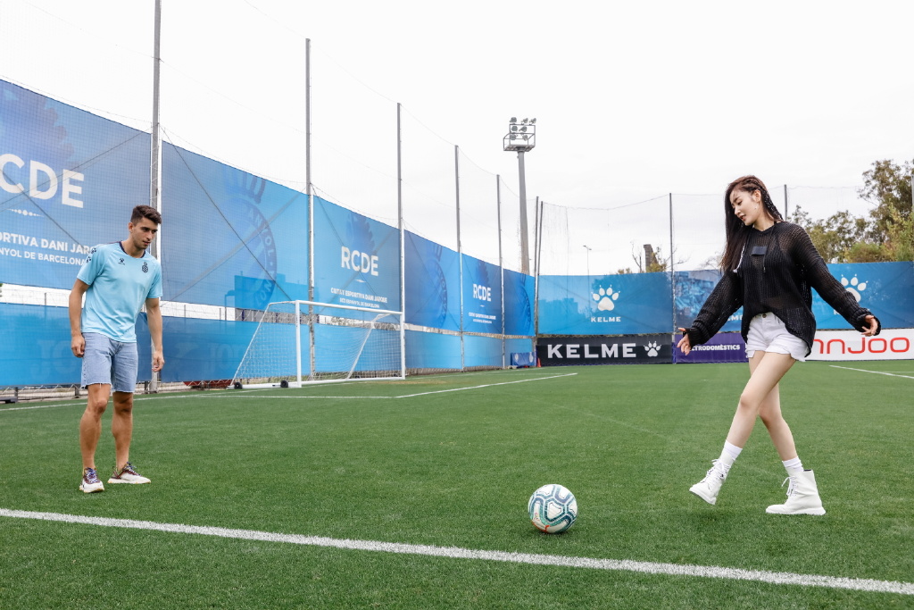 张天爱穿黑色运动裤,张天爱穿超短裤