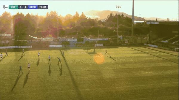 把光头当成足球,摄像机把裁判光头当足球