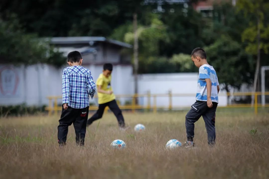 这个盲人不一般,用手机贼溜,淘宝购物、八块腹肌、参加足球比赛样样在行