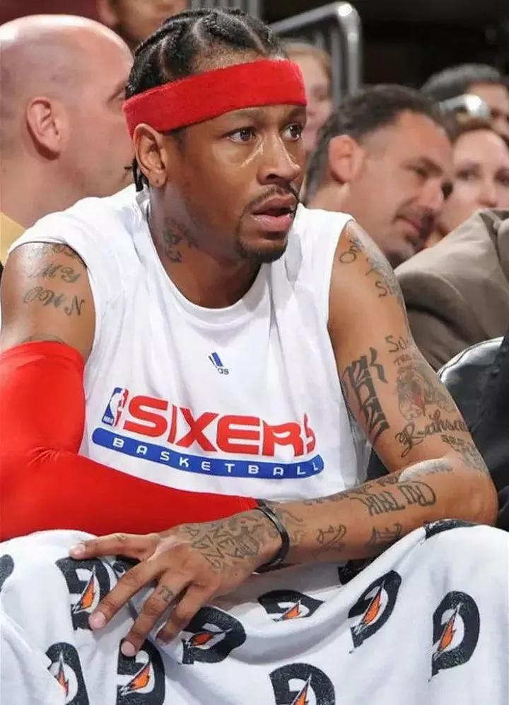 迷倒杜兰特要喝其洗澡水的斯嘉丽，她后背的纹身是这个时代的符号